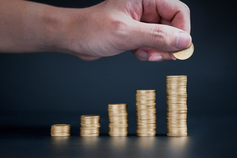 słupki monet symbolizujące modulowane opłaty za opakowania nałożone przez PPWR i ekomodulację